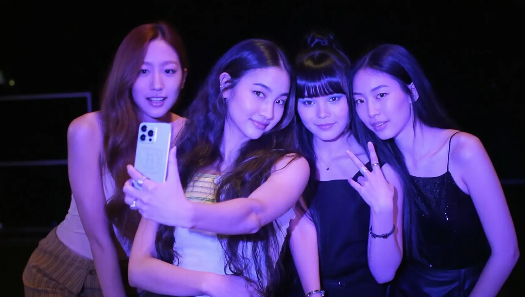 Illustration: Four young women influencers filming a group selfie video together (AI-generated image)